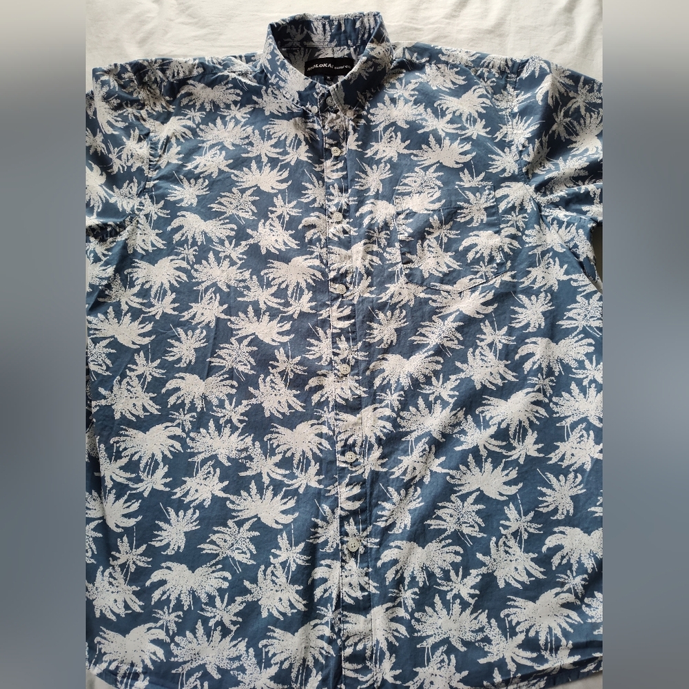 MOLOKAI Surf Co. Men's Button Up Shirt. Size XL. Short Sleeves.